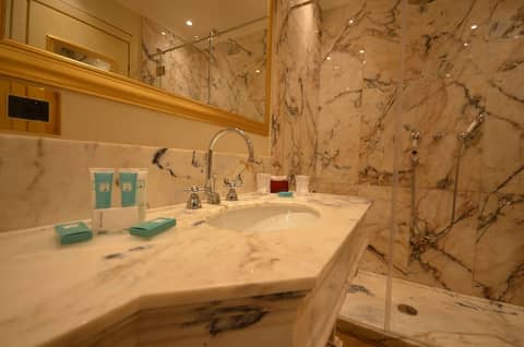 Hotel Nani Mocenigo Palace — bathroom