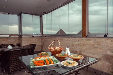 Brothers Pyramids View — dining