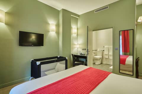 Hôtel Orchidée — hotel room