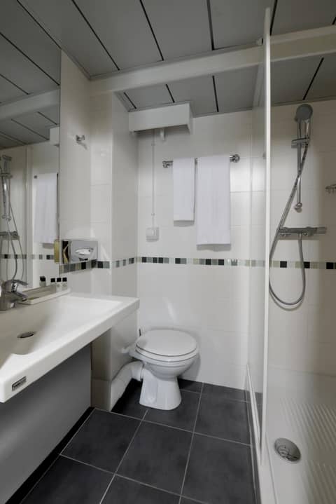 Hôtel Orchidée — bathroom