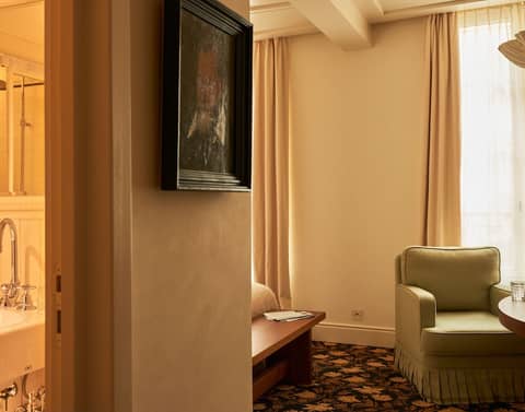 Hôtel Château Voltaire — hotel room