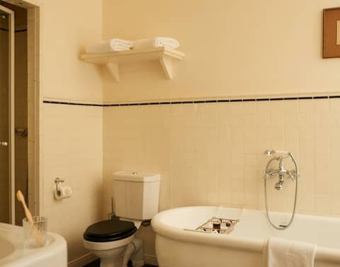 Hôtel Château Voltaire — bathroom