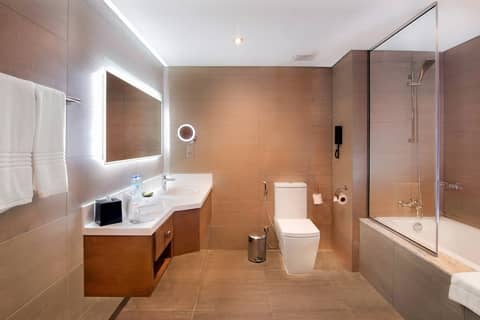 Le Méridien Abu Dhabi Resort — bathroom