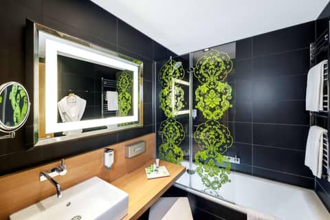 NH Frankfurt Messe — bathroom