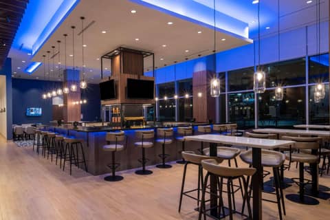 La Quinta Inn & Suites by Wyndham Nashville Downtown Stadium — photo 5