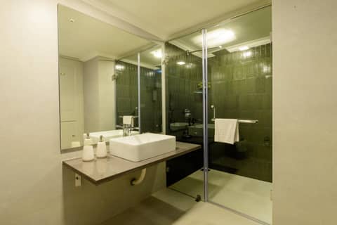 Aguada Anchorage - The Villa Resort Candolim — bathroom