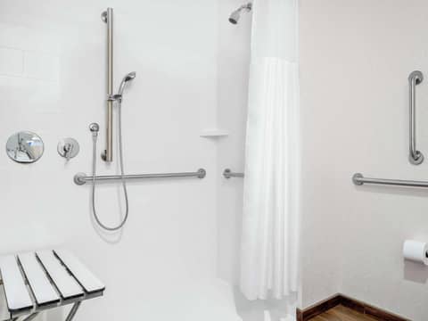 Hampton Inn Chicago McCormick Place — bathroom
