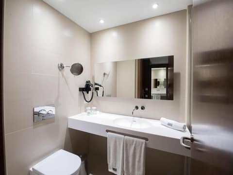 Hotel Carris Porto Ribeira — bathroom