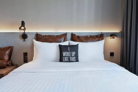 Moxy Hamburg City — bedroom