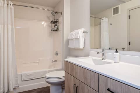 Kasa Bryn Mawr Minneapolis — bathroom