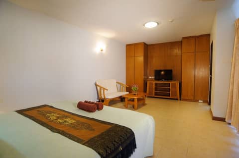 Diamond City Place — hotel room