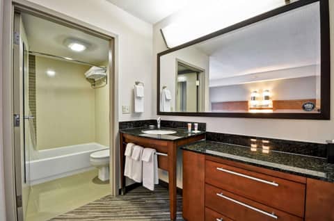 Hyatt Place Minneapolis Airport South — bathroom