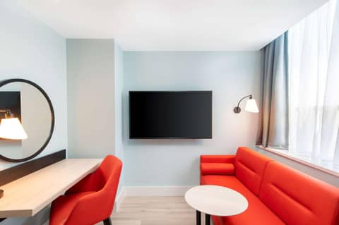 Hyatt Place London City East — meeting room
