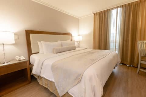 Antaris Cintermex — hotel room