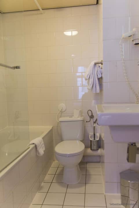 De Herbert Amsterdam - Formerly France Hotel — bathroom