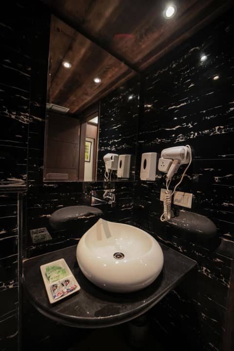 Hotel Stay Well Dx — bathroom