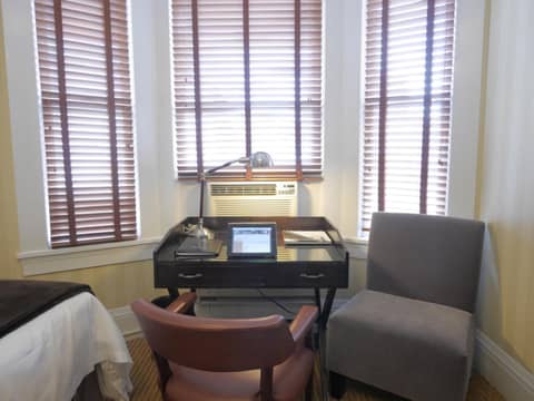 Executive Hotel Vintage Court — hotel room