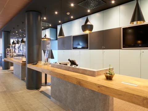 B&B Hotel Frankfurt-Messe — recepcion & lobby