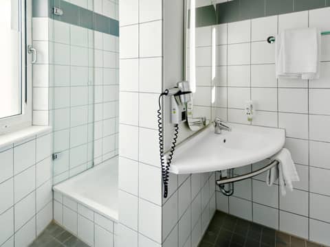 B&B Hotel Frankfurt-Messe — bathroom