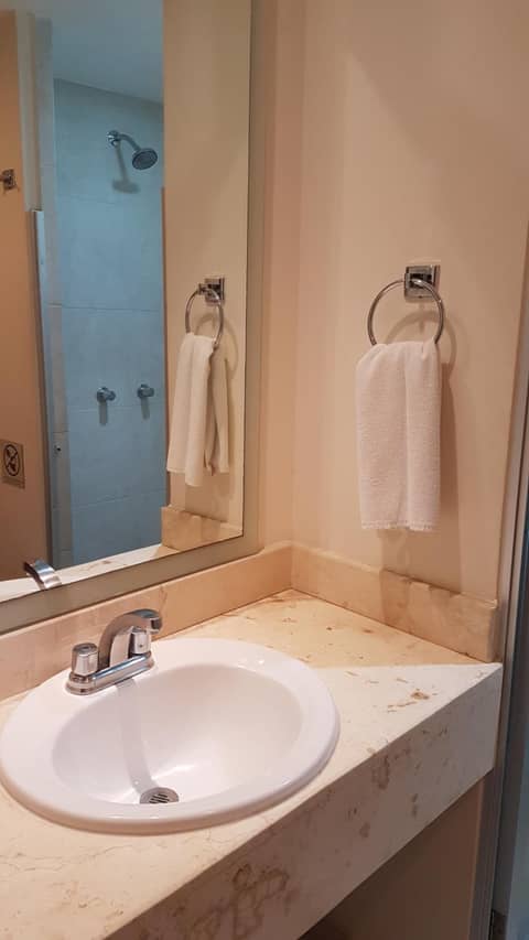 Hotel y Suites Nader — bathroom