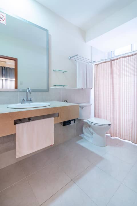 Hotel y Suites Nader — bathroom
