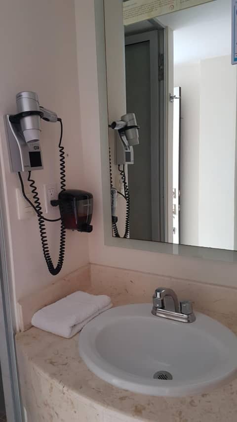 Hotel y Suites Nader — bathroom