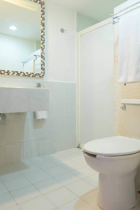 Hotel y Suites Nader — bathroom