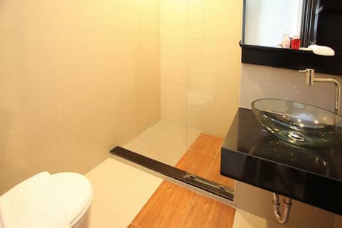 Punyapha Place Pattaya Beach — bathroom