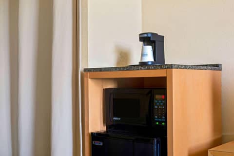 La Quinta Inn & Suites by Wyndham Sunrise — photo 2