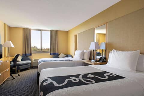La Quinta Inn & Suites by Wyndham Sunrise — photo 4