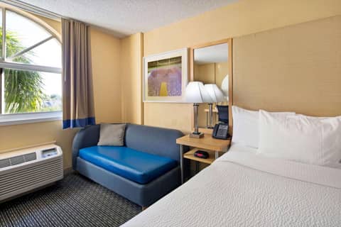 La Quinta Inn & Suites by Wyndham Sunrise — photo 9