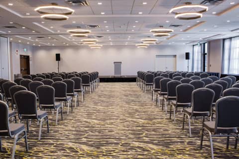 Holiday Inn Hotel & Suites Calgary South - Conference Ctr by IHG — photo 9