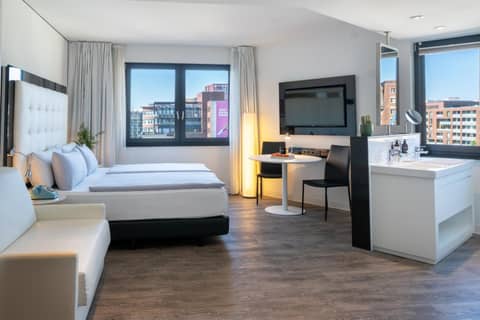 INNSiDE by Meliá Hamburg Hafen — hotel room