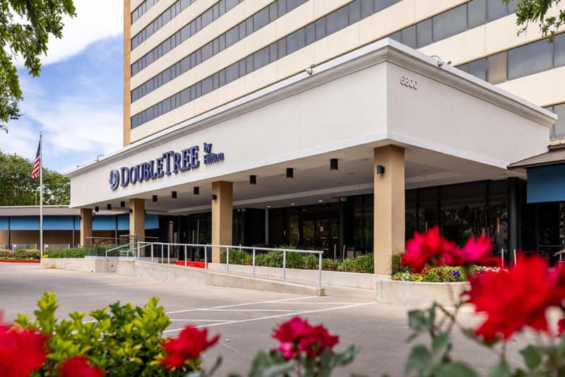 DoubleTree by Hilton Houston Medical Center Hotel & Suites — building