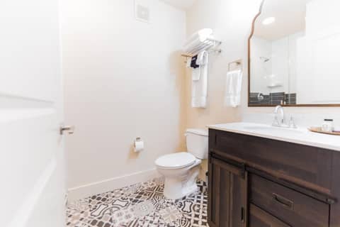 The Bishop Arts Hotel by Qresorts — bathroom
