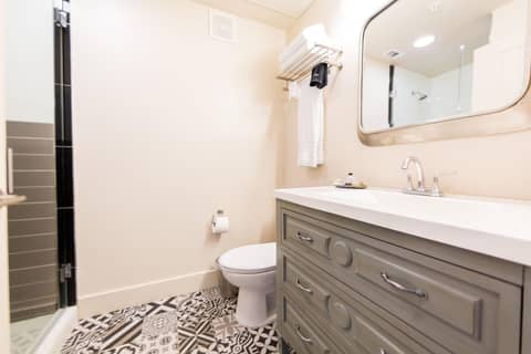 The Bishop Arts Hotel by Qresorts — bathroom