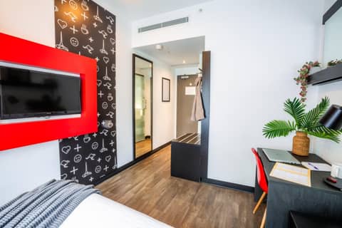 Essence Hotel Carlton — hotel room