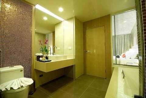 Signature Pattaya Hotel — bathroom