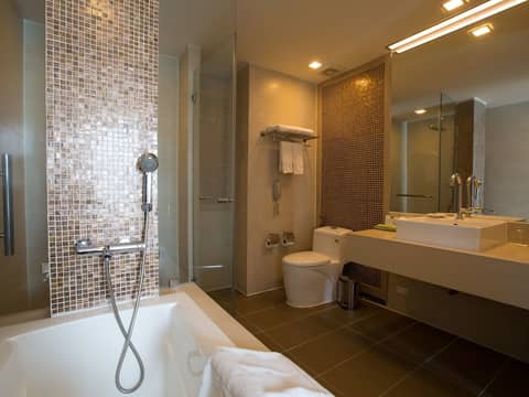 Signature Pattaya Hotel — bathroom