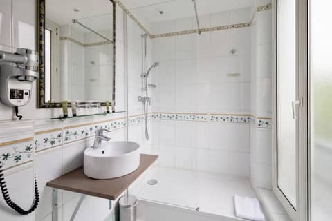 Grand Hôtel Des Gobelins — bathroom