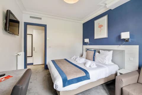 Grand Hôtel Des Gobelins — hotel room