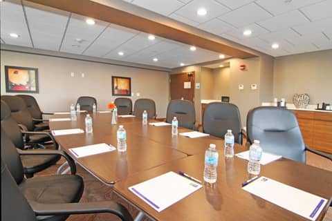 Holiday Inn Express and Suites Calgary University by IHG — photo 8