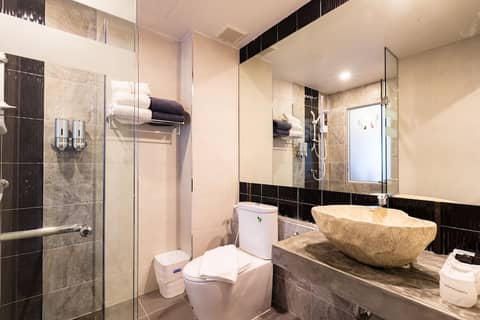 Maneetel Krabi Beachfront — bathroom