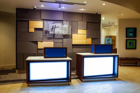 Holiday Inn Express & Suites Downtown Louisville by IHG — photo 2