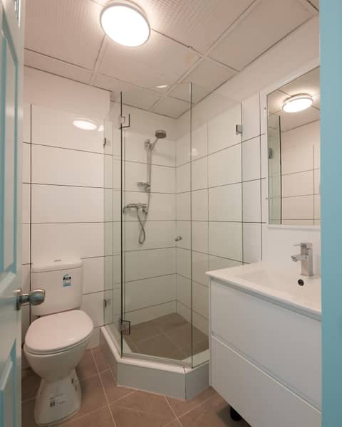 Little Coogee Hotel — bathroom