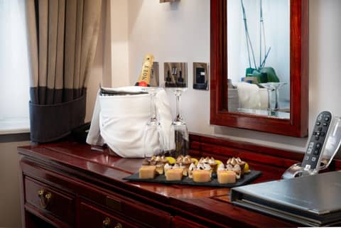 Gem Fitzrovia Hotel — breakfast buffet