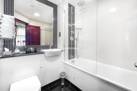 Gem Fitzrovia Hotel — bathroom