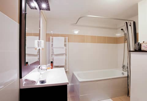 Aparthotel Adagio Access Marseille Saint Charles — bathroom