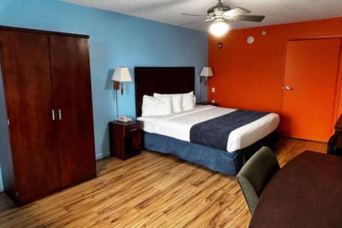 Ramada by Wyndham Flamingo Water Park — hotel room