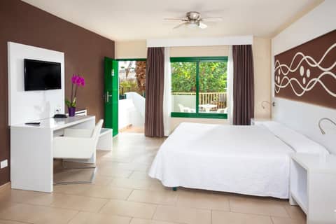 Playaolid Suites & Apartments — hotel room